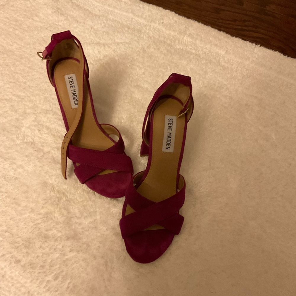Steve Madden Fushia Chunky Heel Sandal. Size 6.